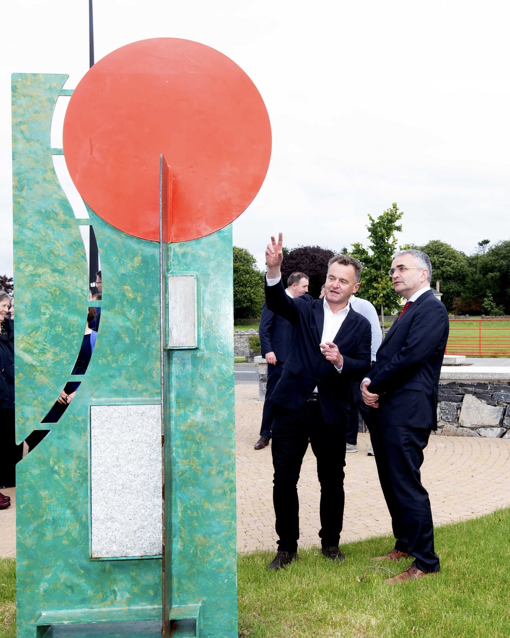 Paul-Harrison-discussing-artwork-with-Minister-Dara-Calleary-at-Circle-of-Life-Park-launch